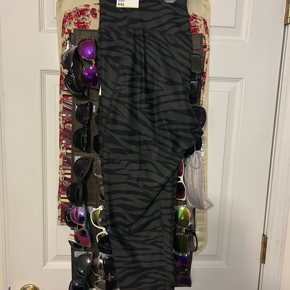 BNWT Size XXL Old Navy Active Black and Gray Patterned Leggings
